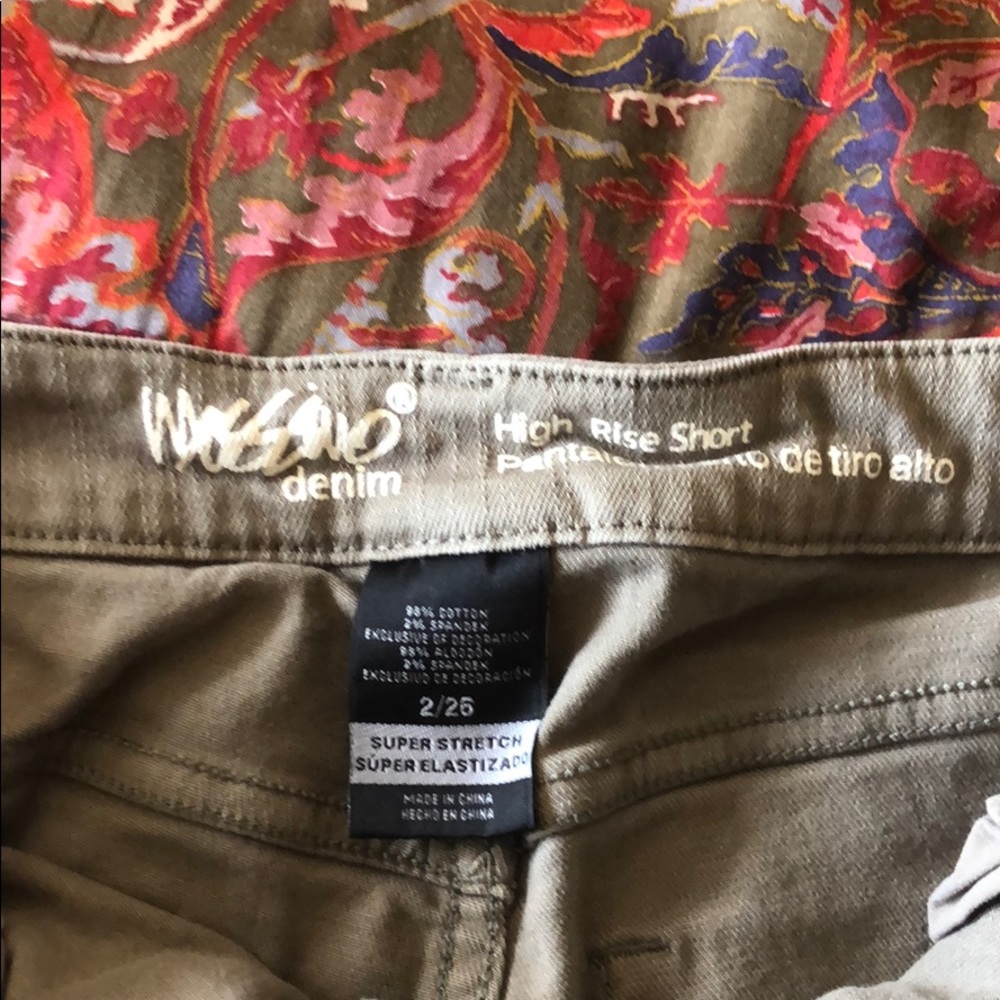 Shorts - Picture 3 of 3